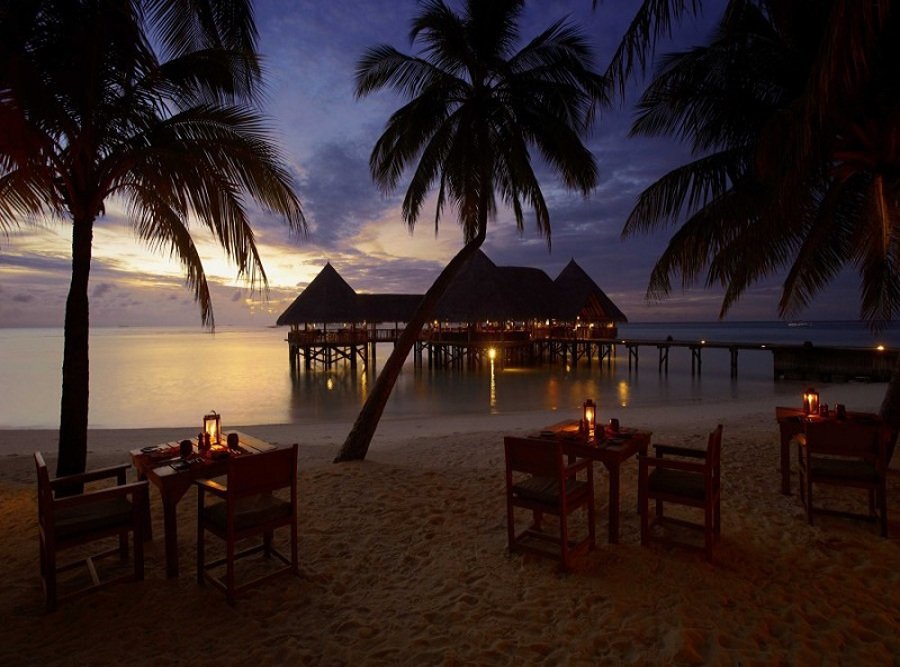 gili_lankanfushi_sunset_pool_dfa0c23a307f27c