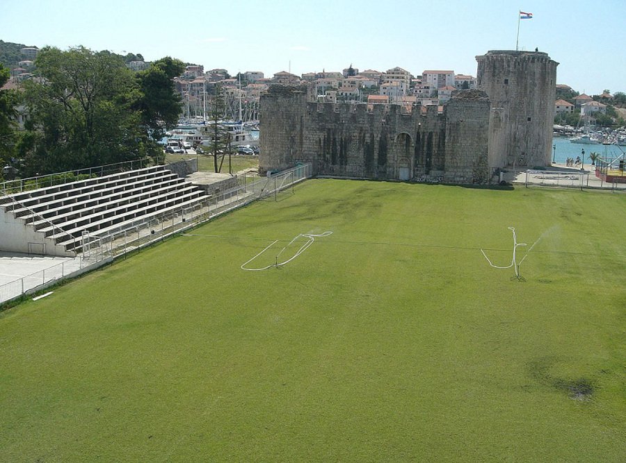 1200px-Trogir_kula_Kamerlengo_i_Batarija_090