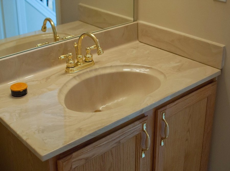 vanity-sink-and-countertop-before-Im-Flying-South-featured-on-@Remodelaholic