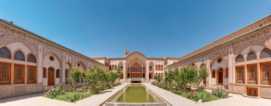 حیاط خانه عامری ها
