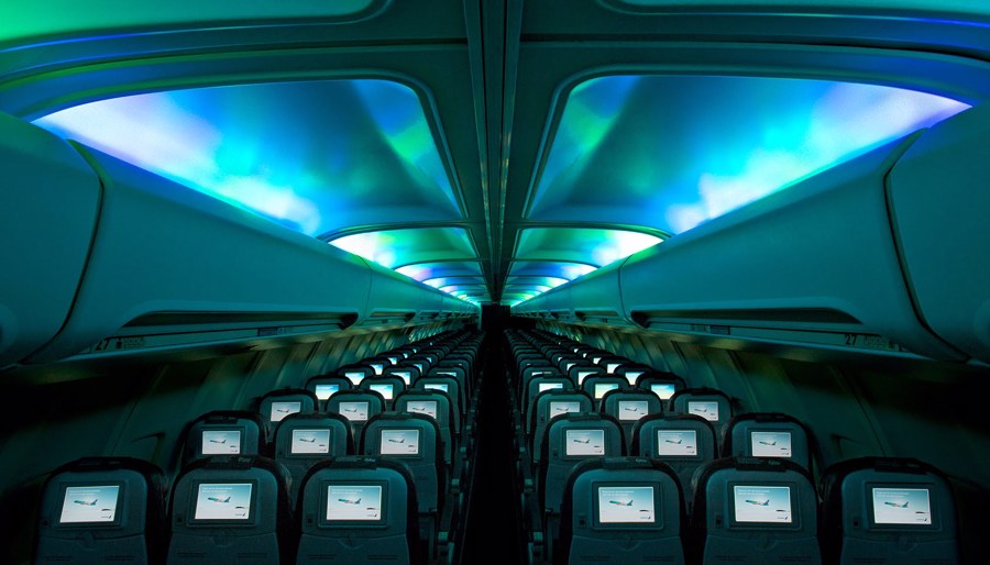 چراغ های هواپیما در شب