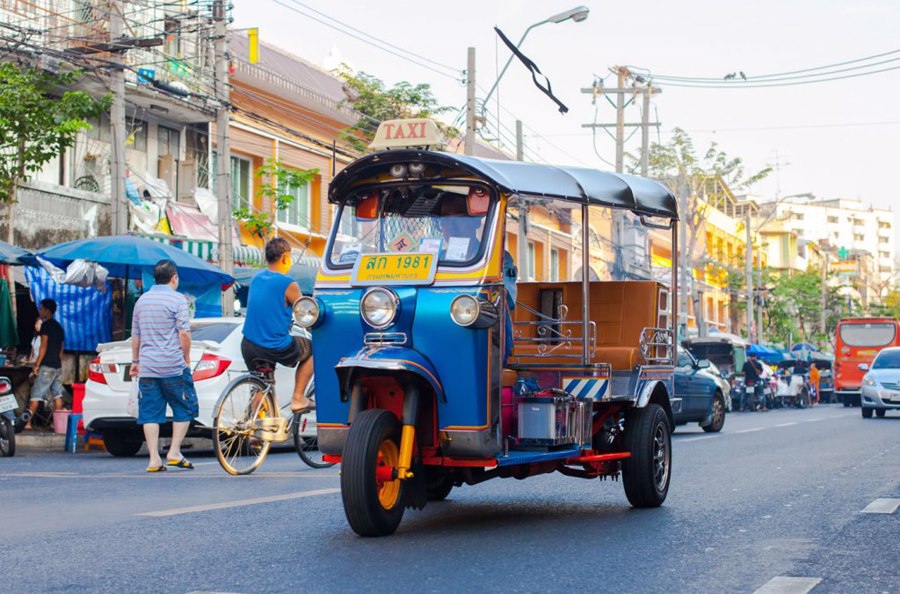 Tuk-tuks از سیستم های حمل و نقل در تایلند