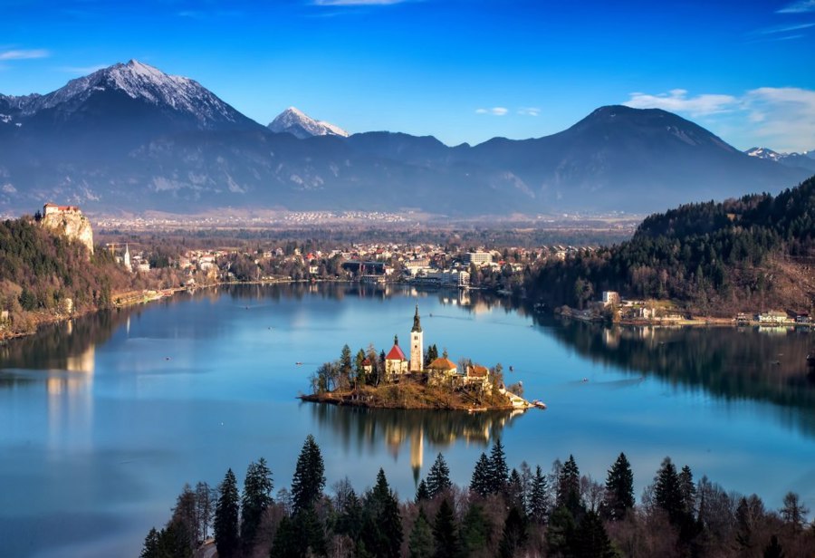 قایق سواری در شهر بلد اسلوونی (Bled)