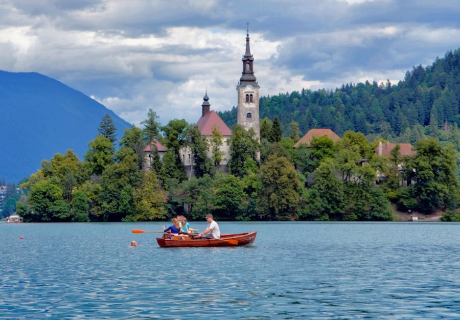 قایق سواری در شهر بلد اسلوونی (Bled)