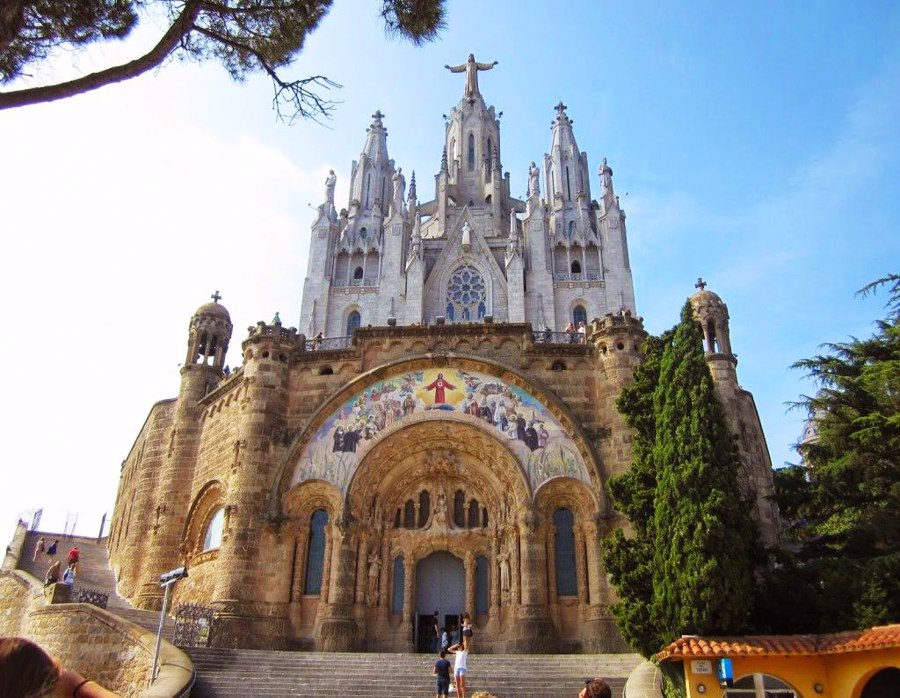 کلیسای ساگرات کور بارسلونا