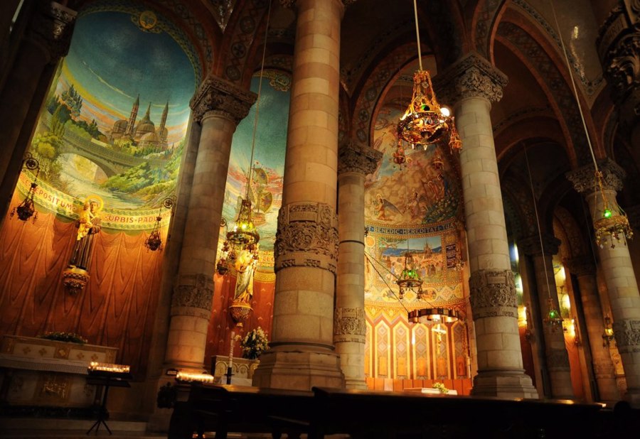 طراحی قسمت‌های بیرونی و درونی کلیسای ساگرات کور-1