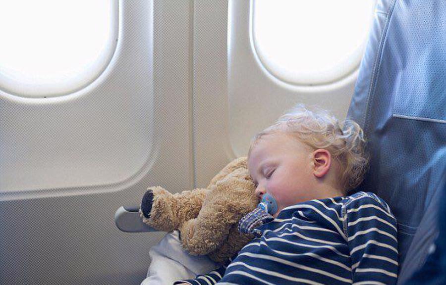 baby-sleeping-on-airplane